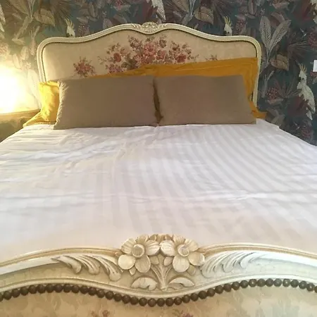 Aupres Du Chateau 2 Bed & Breakfast