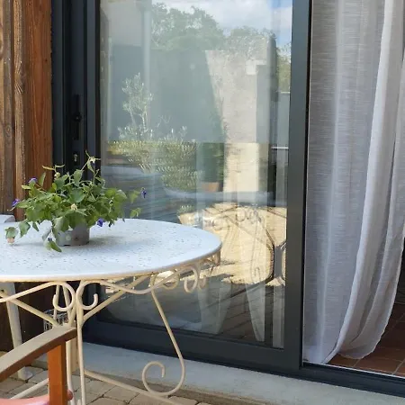 Aupres Du Chateau 2 לינה וארוחת בוקר