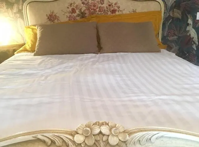 Aupres Du Chateau 2 Bed and breakfast