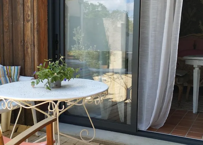 Aupres Du Chateau 2 Bed and breakfast